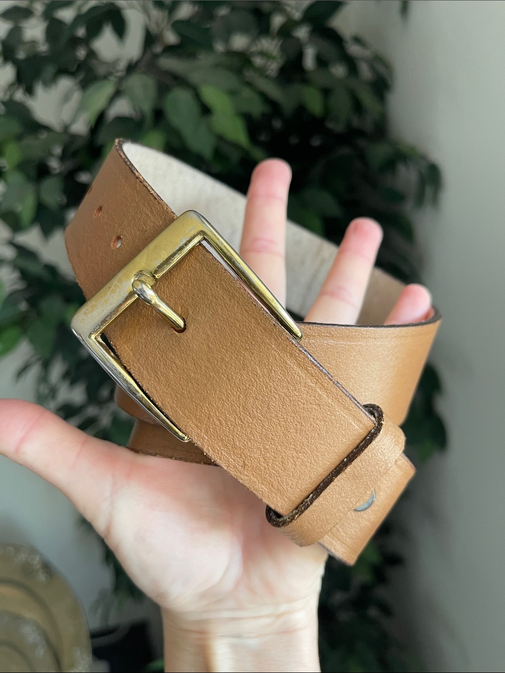 VTG. | Leather Belt w Gold Buckle 35-38